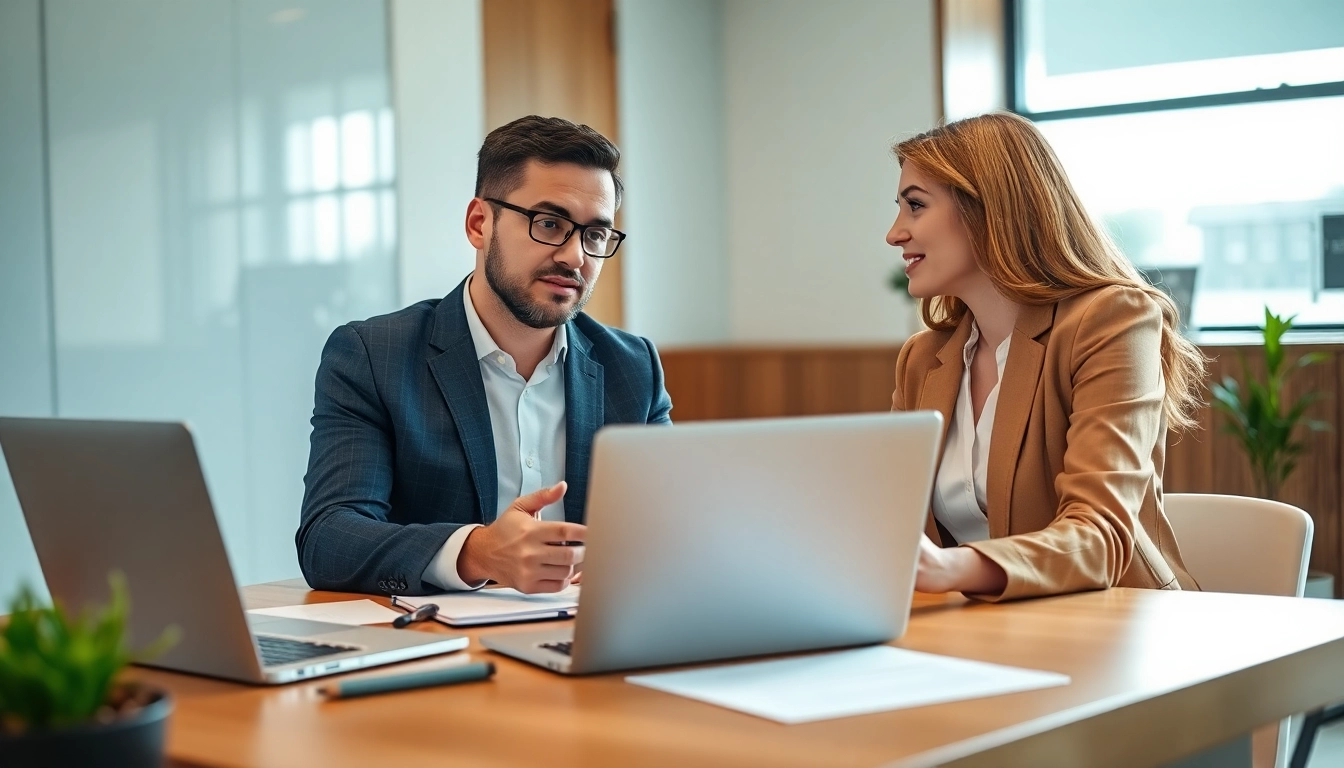 Headhunter Hagen berät einen Klienten zu Rekrutierungsstrategien in einem modernen Büro.